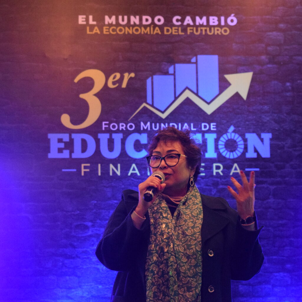 Maestra Delia González Cobos, Auditora General del Órgano de Fiscalización Superior del Estado en el Foro Mundial de Educación Financiera